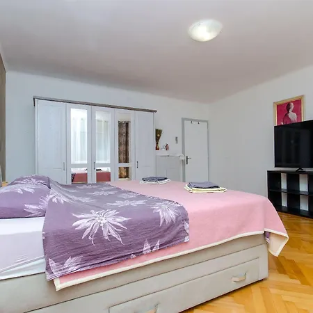 Sun Apartment *