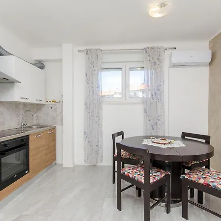 Sun Apartment *