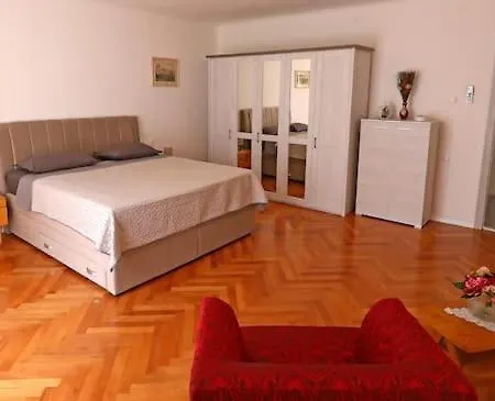 Elegant Luxury 2-bedroom In Center Apartment Split