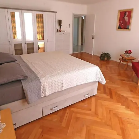 Elegant Luxury 2-bedroom In Center Apartment *