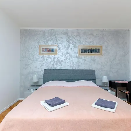 Elegant Luxury 2-bedroom In Center Apartment *
