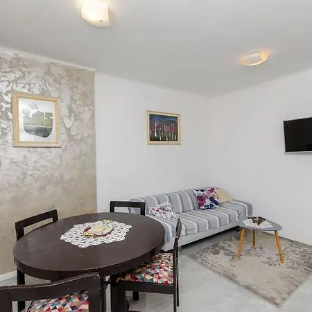 Elegant Luxury 2-bedroom In Center Apartment
